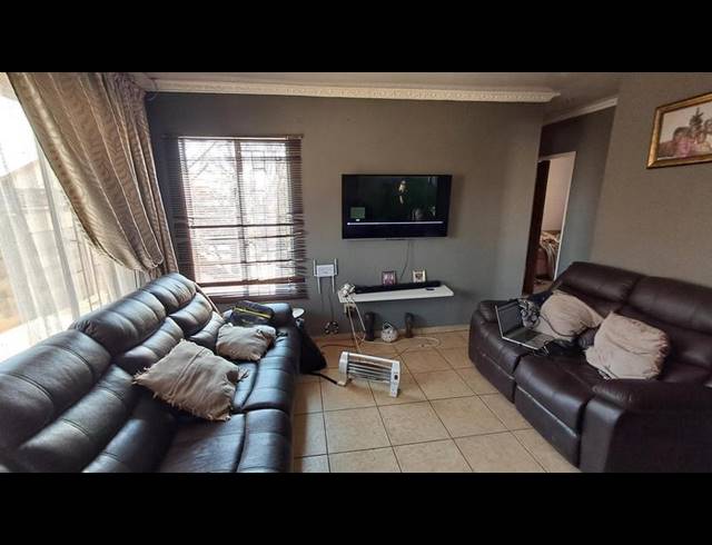 3 BEDROOM HOUSE FOR SALE IN SEBOKENG UNIT 17